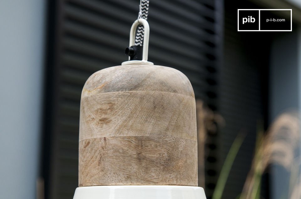 The wooden touch adds a natural aspect to the suspension.