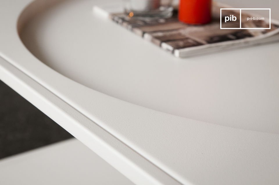 A delicate matt white lacquer covers the table.