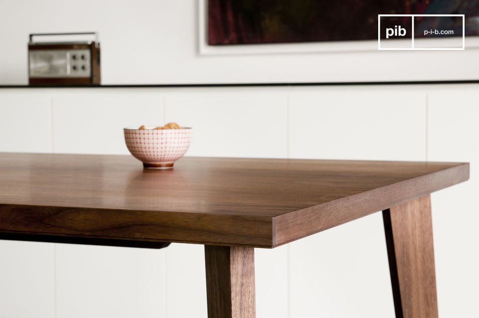 The tray is varnished, protected from stains.