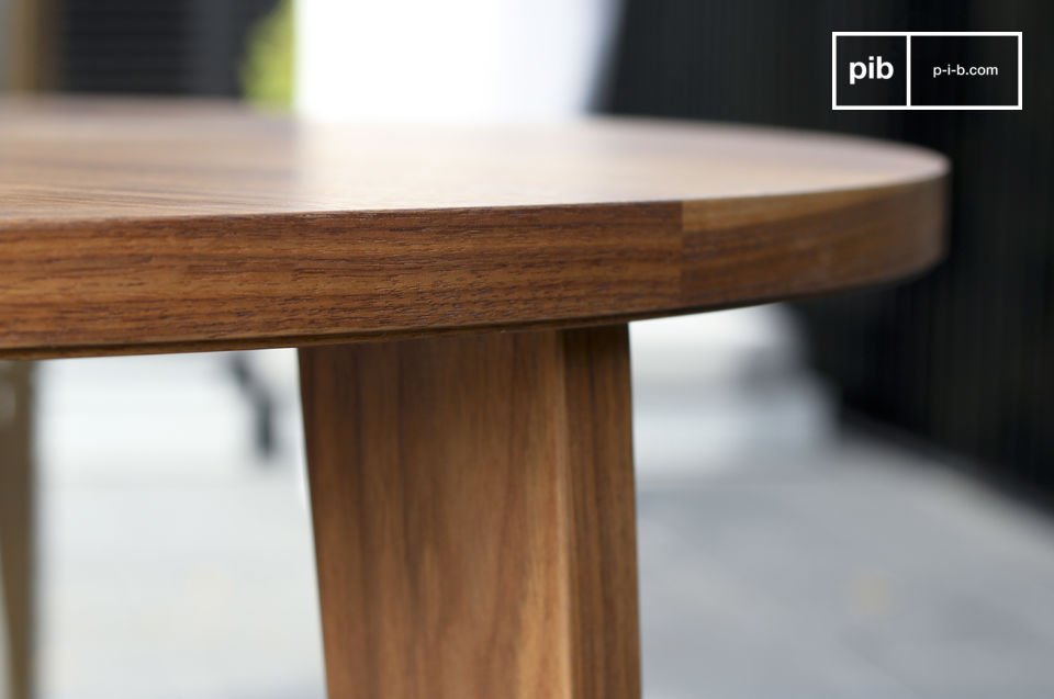 This round walnut table with its fine harmonious lines is inspired by mid-century Scandinavian