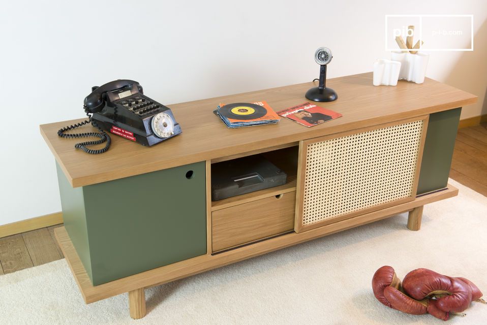 The geometry of this buffet makes it an atypical and stylish piece of furniture.