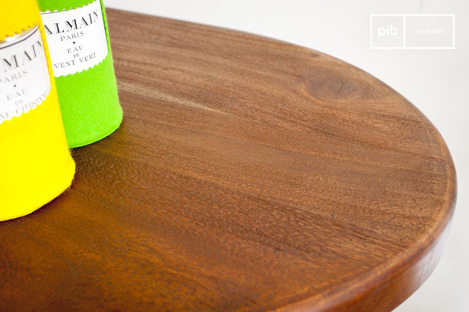 The varnished teak wood top has a pretty brown colour.