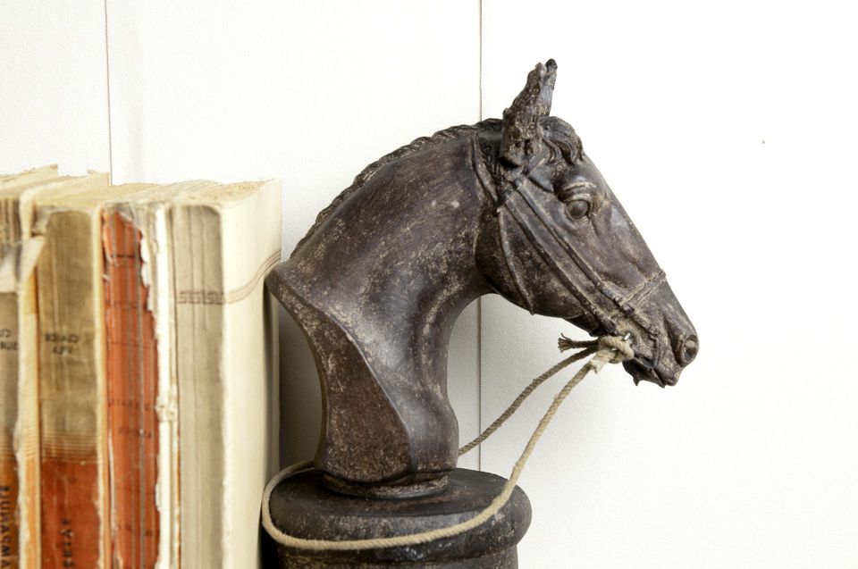 Beautiful horse head finely made.