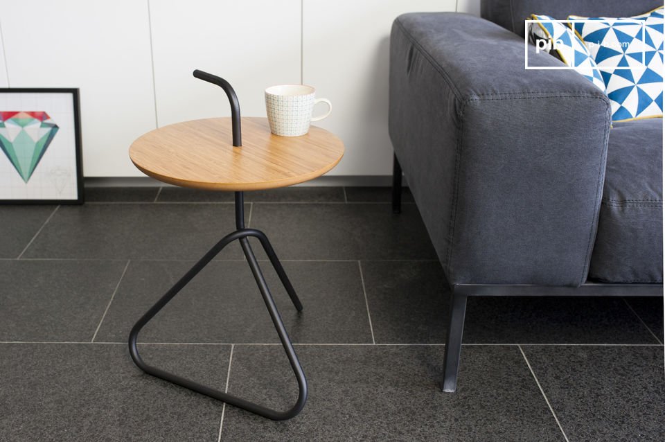 Pretty little side table in wood and black metal.