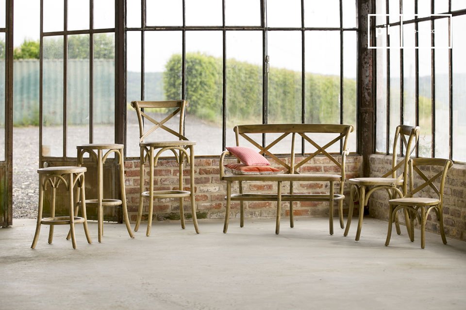 The seating family is resolutely vintage and trendy.