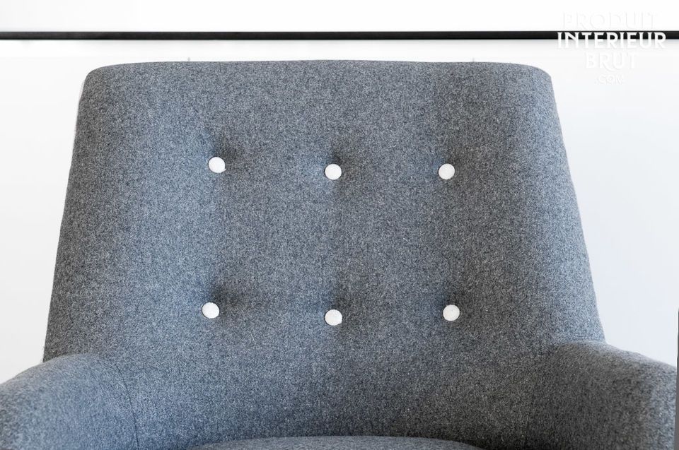 Very sober, with its gray color and white piping, the armchair Ponthieu stays very comfortable