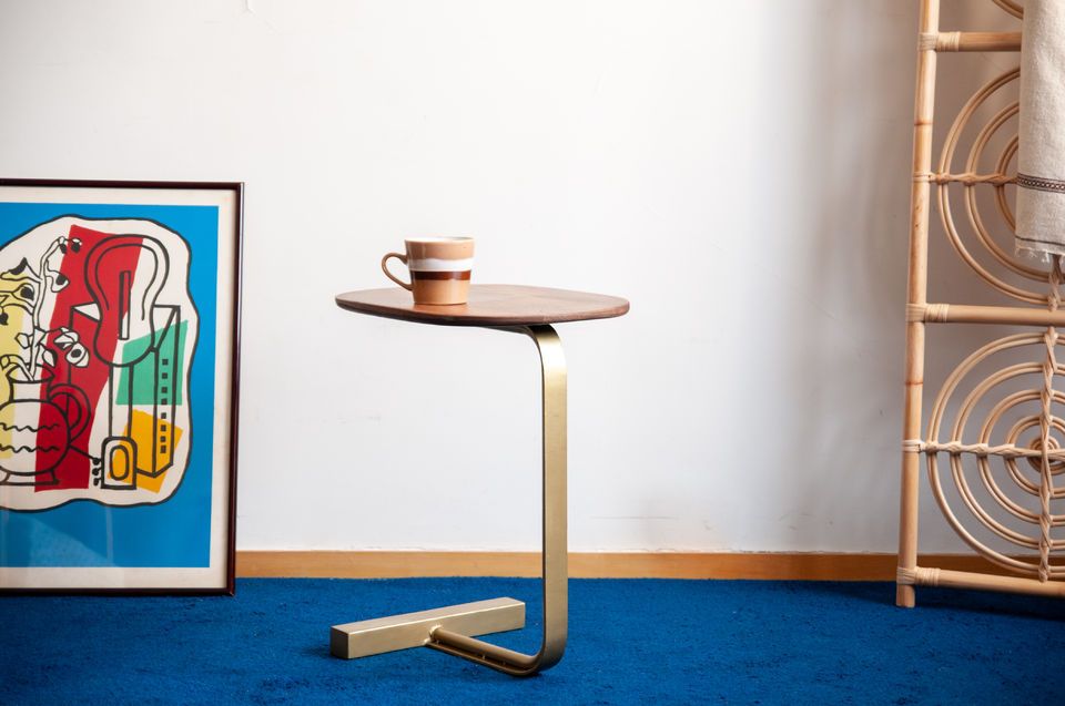 A table with an original look that evokes 20th century design