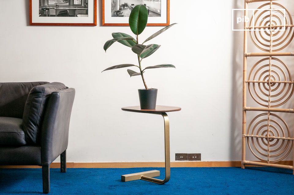 A discreet and versatile table