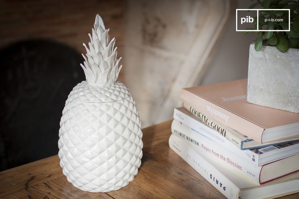 Nice pineapple vase in porcelain.