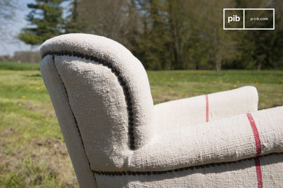 Wrap-around backrest and thick seat upholstered with feathers.