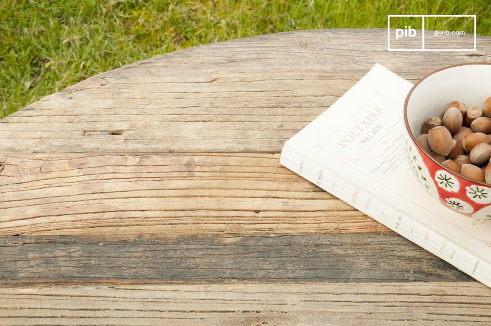 Detail of the old elm wood tray.