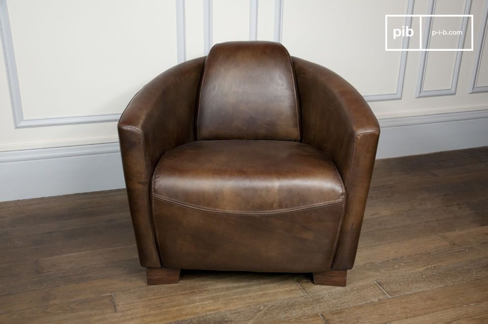 Designed around a beech structure, this leather armchair has a deep seat.