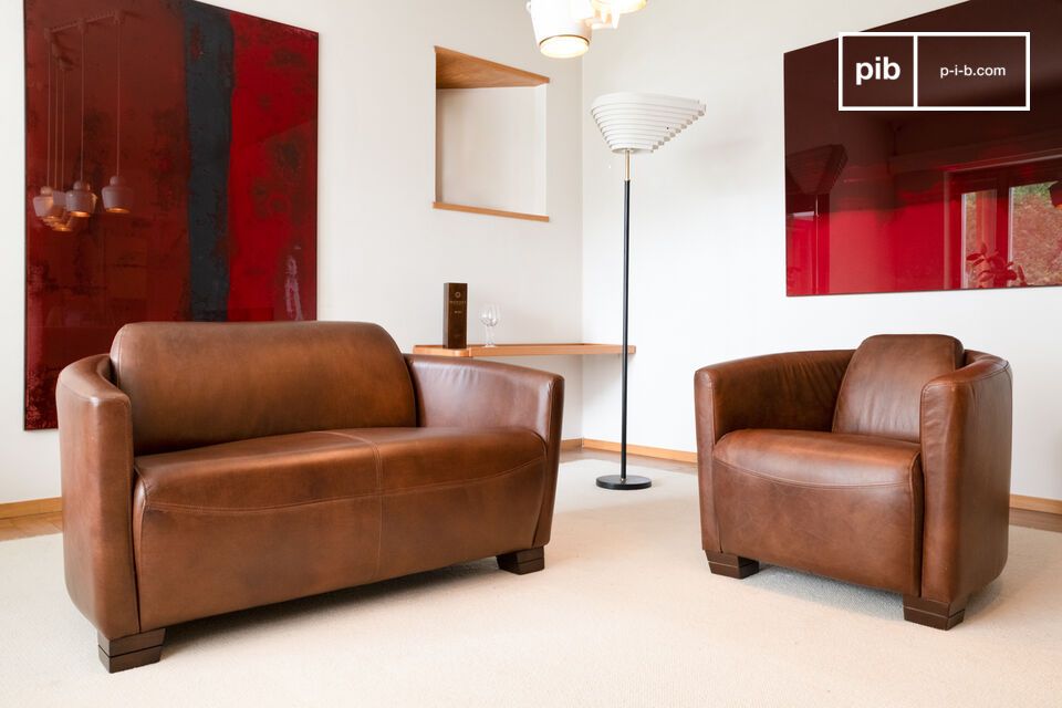 Solidly built around a beechwood frame, this leather sofa has a deep seat