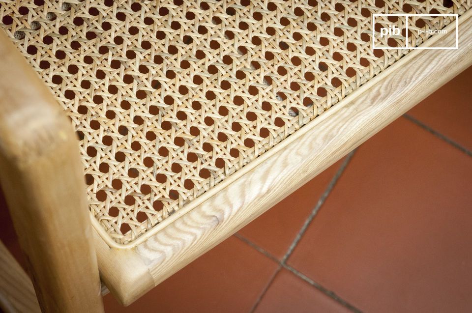 Very nice cane made of natural rattan.