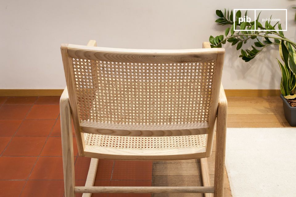 Backrest of the chair with the natural details of solid wood.