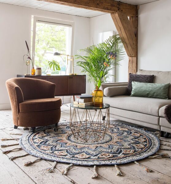 Round rug for a circular coffee table
