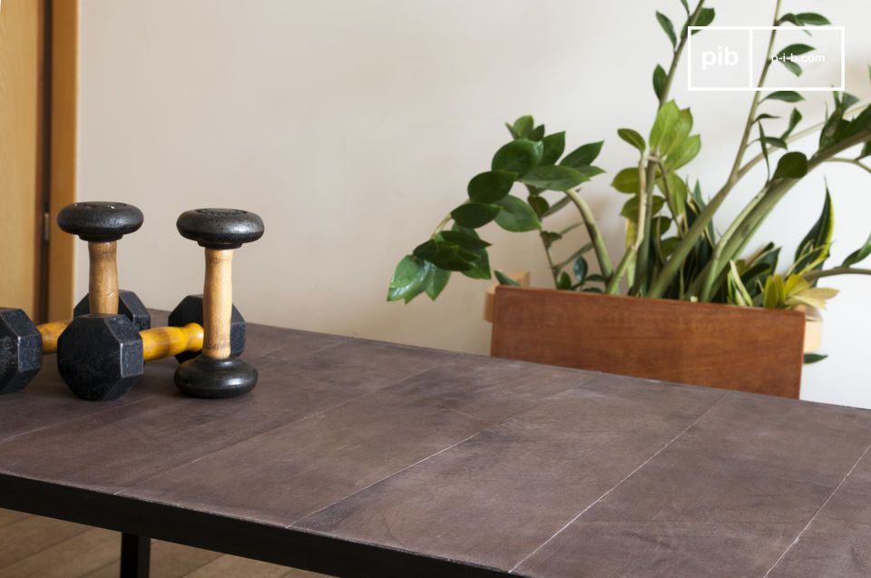 The natural chocolate leather gives the table a subtle cachet.