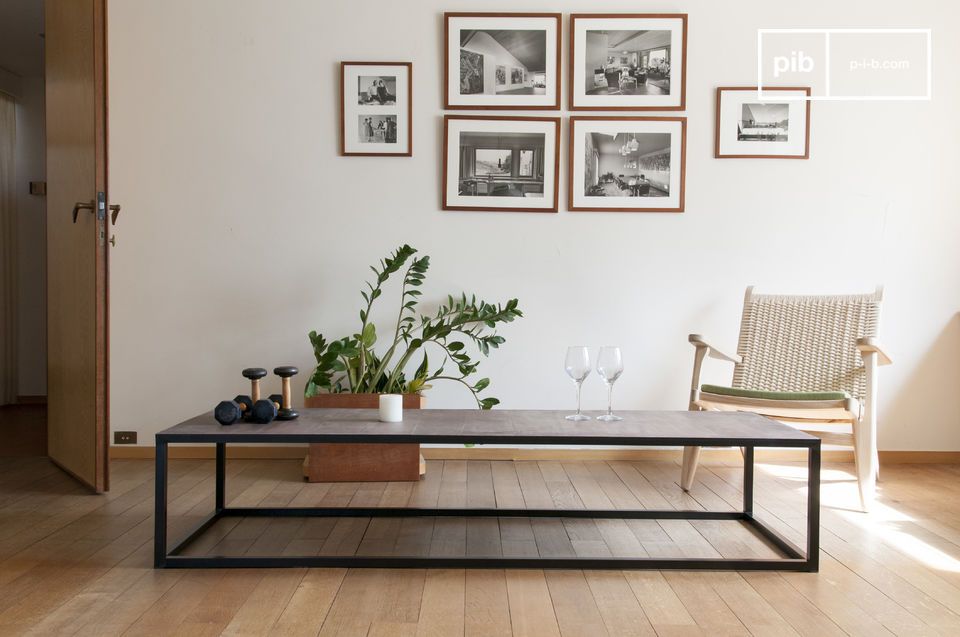 Long coffee table with a chic industrial spirit.