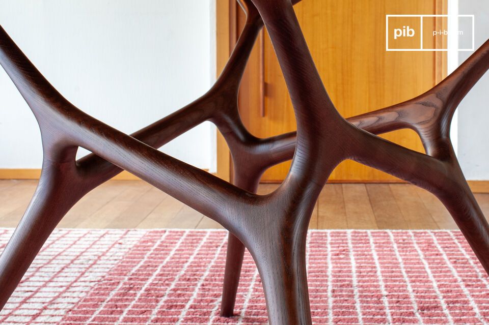 This round table, with its sleek design, strikes a balance between simplicity and natural elegance