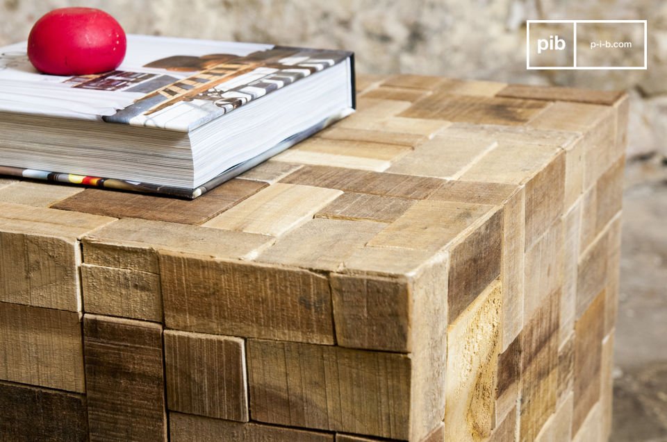 The side table is composed of pretty little wooden veneers.