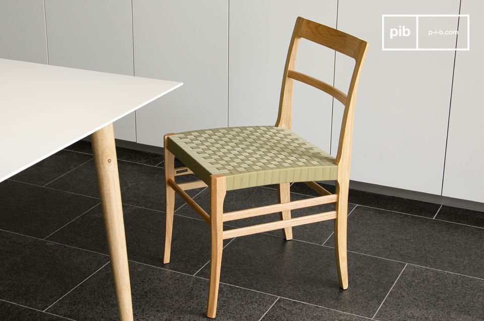 This solid wood Samoht chair combines robustness with a delicate air