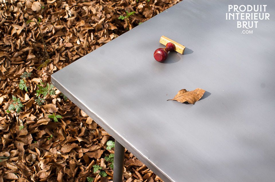 This scaffolding table, which is mounted on metal wheels, is industrial par excellence