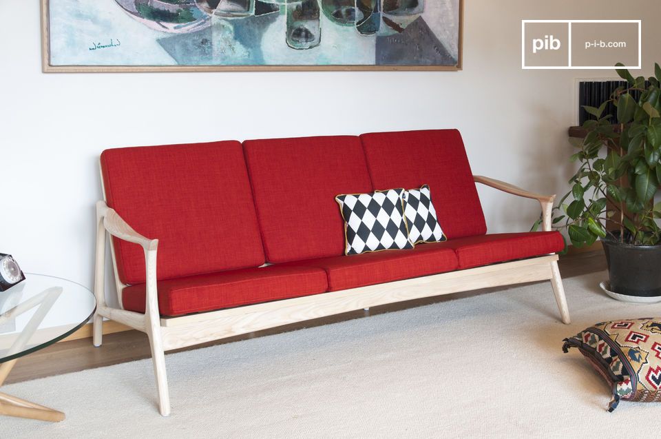 The bench is inspired by the Scandinavian lines of the 1950s.