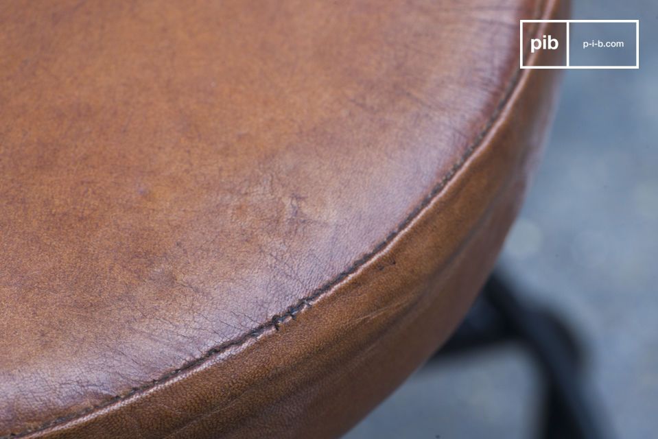 The full grain leather seat offers a very good level of comfort.