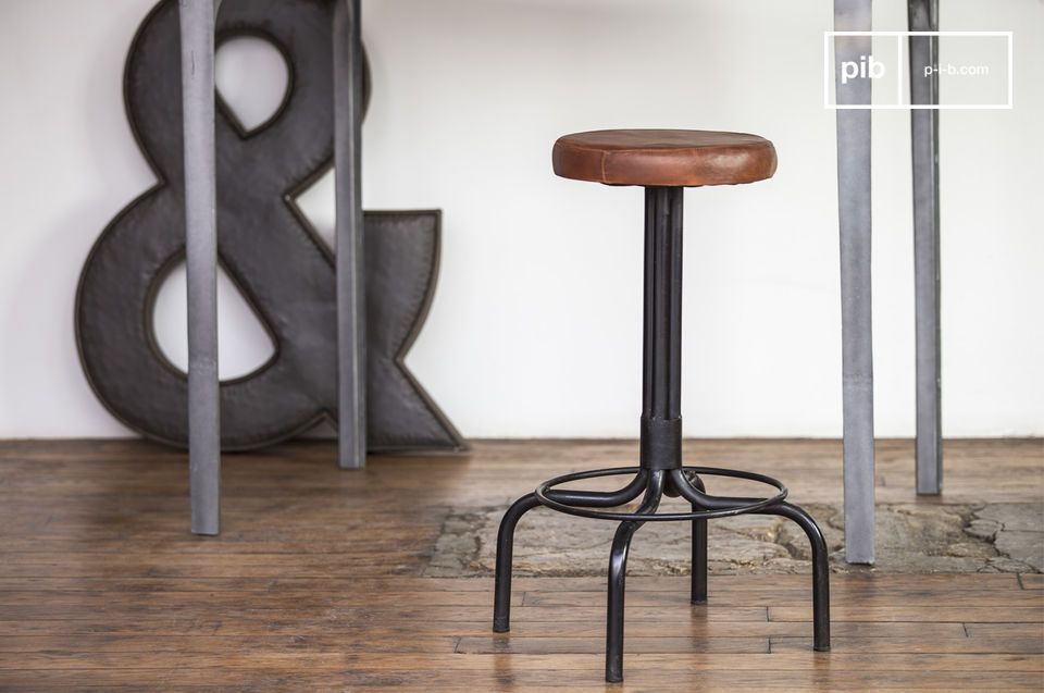 Beautiful stool in leather and black metal.