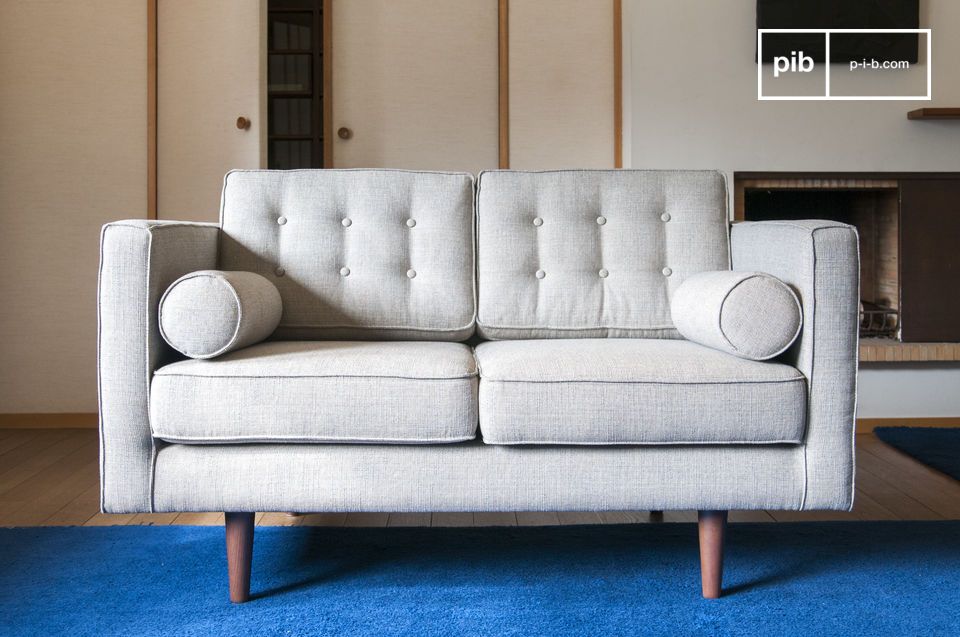 The whole sofa is very graphic for an incomparable look.