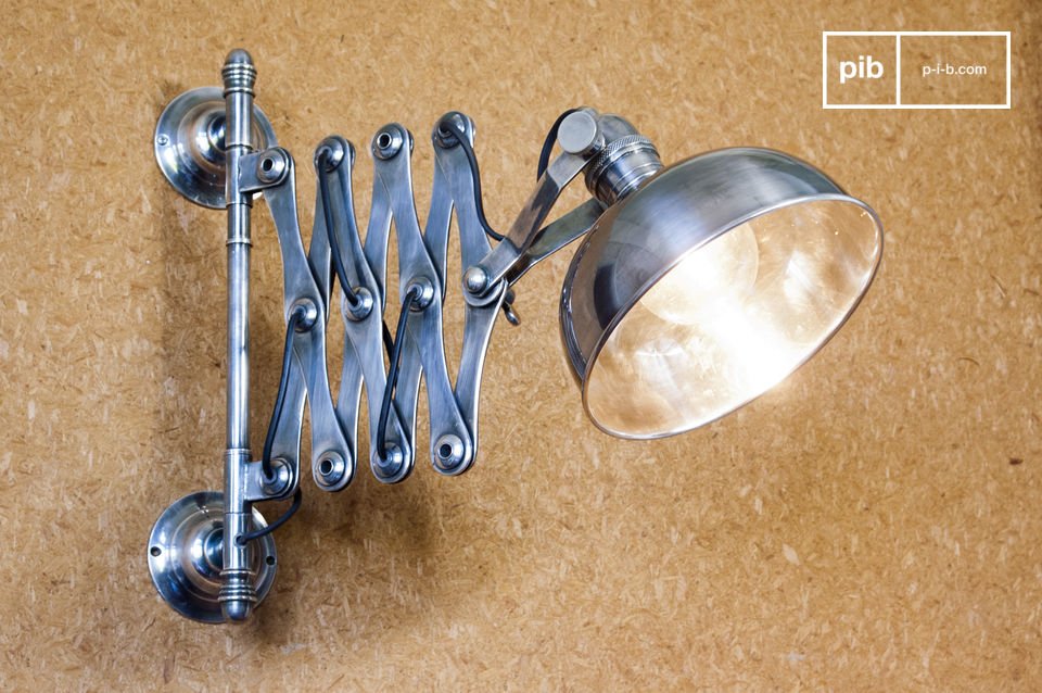 Beautiful swing-arm extendable wall lamp, quality finish