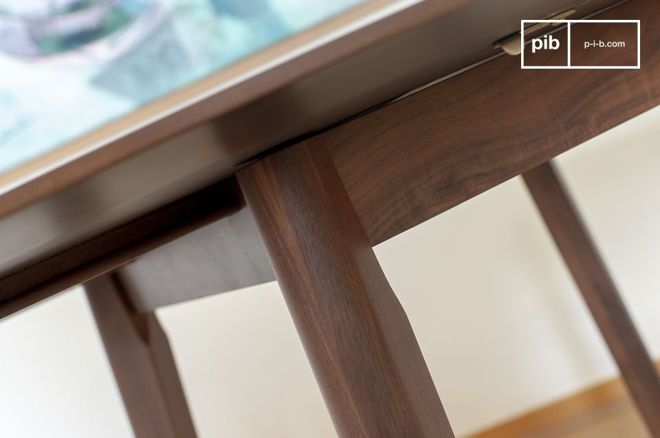 When closed, it measures 100 cm in diameter and 80 cm in height, accommodating up to 4 people