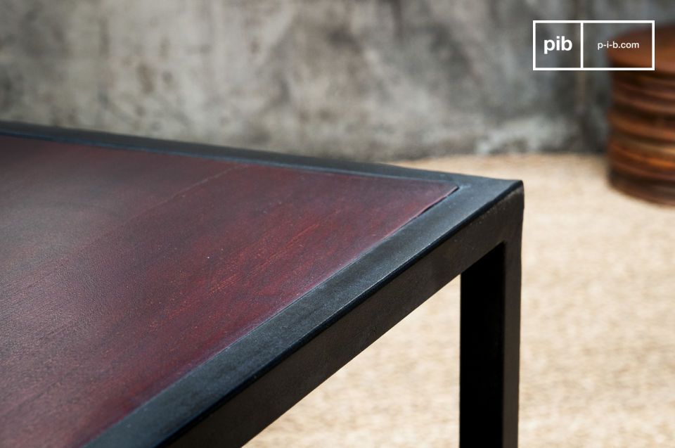 the steel structure, finely worked, contributes to the feeling of lightness of the table.