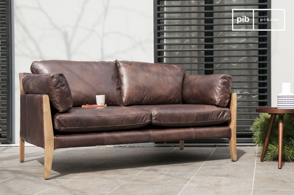 A subtle and delicate blend of leather and wood for a retro look.