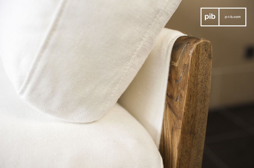 The varnished oak frame gives this sofa a unique character.