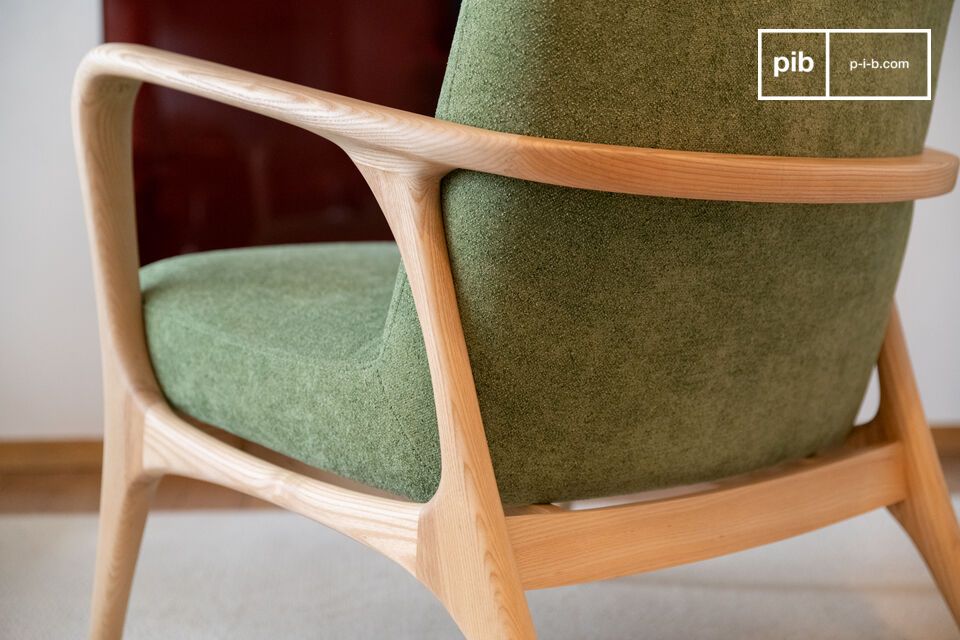 With a seat height of 43 cm, this armchair offers pleasant support