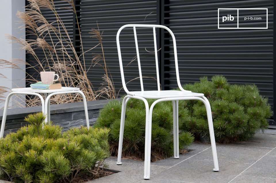 Pretty white metal chair with a Scandinavian design.