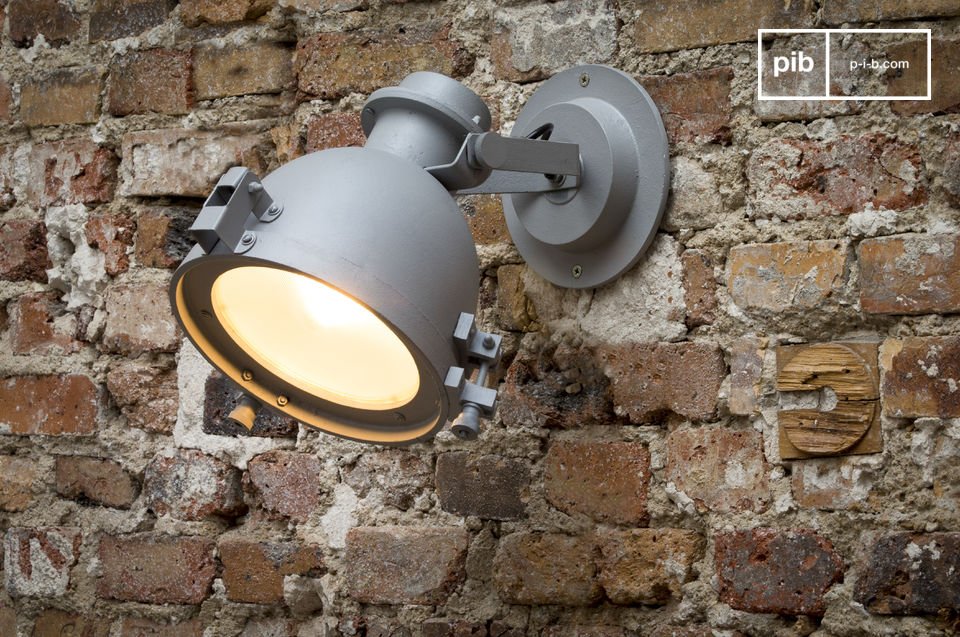 Superb cast aluminium wall lamp with an industrial look.