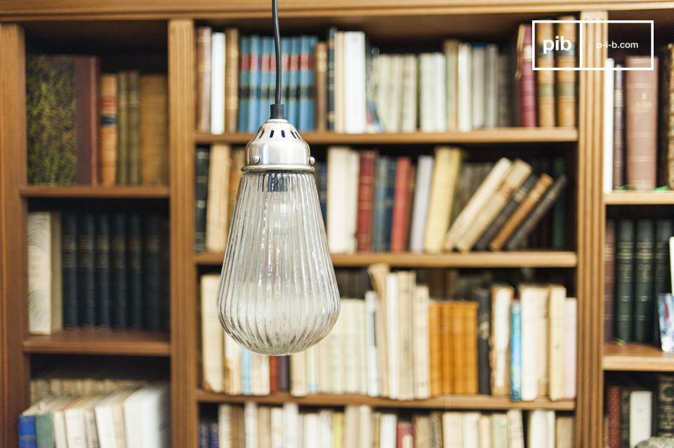 The thick glass of this retro lamp is grooved, making the scattered light pleasant