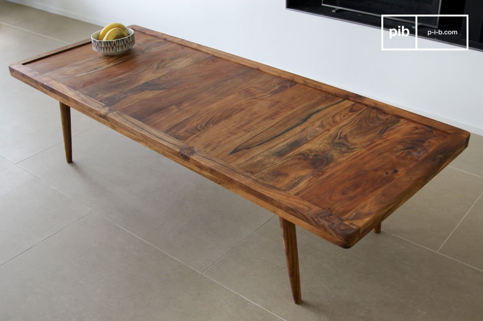 This elegant coffee table draws its inspiration from vintage Scandinavian design