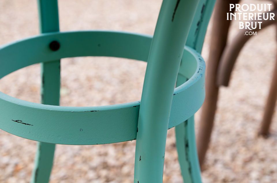 The refined form and the curved line of this table allows it to also find its place as a pedestal