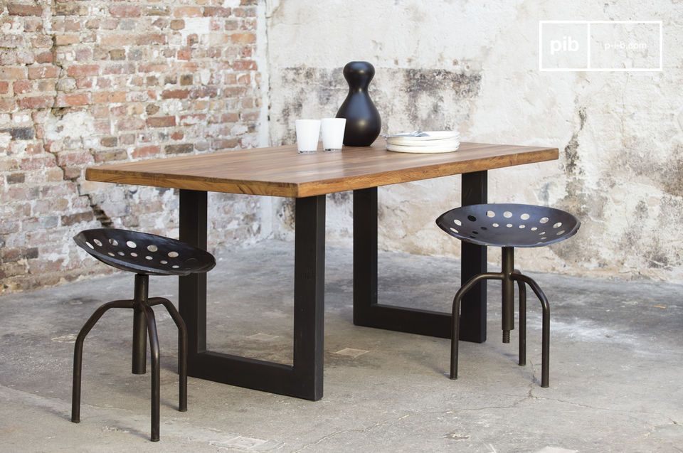 Sublime dining table with geometric base.