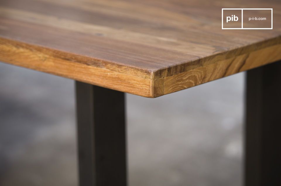 The finishes of this table are extremely well worked.