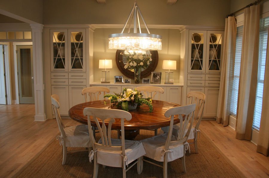 round dining table