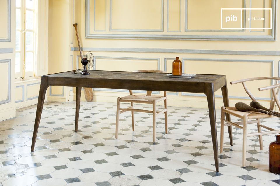 Table with elegant lines and antique wood mosaic.