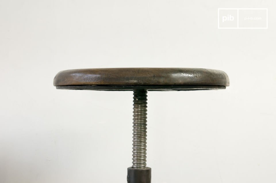 The seat is height adjustable by a wide metal rod.