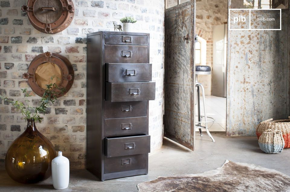 The chest of drawers has a beautiful matt varnished finish, slightly patinated.