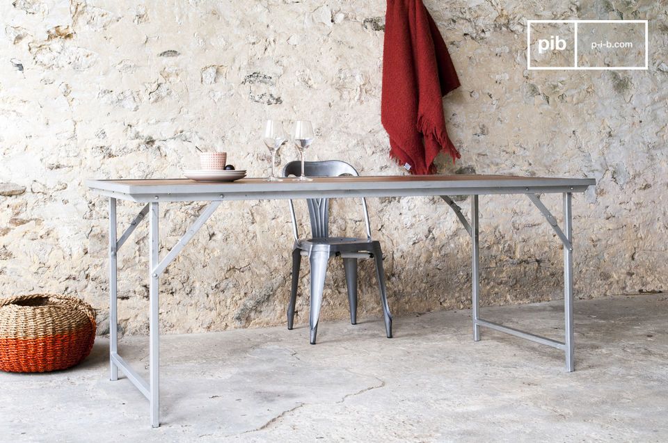 The table is foldable to optimize space.