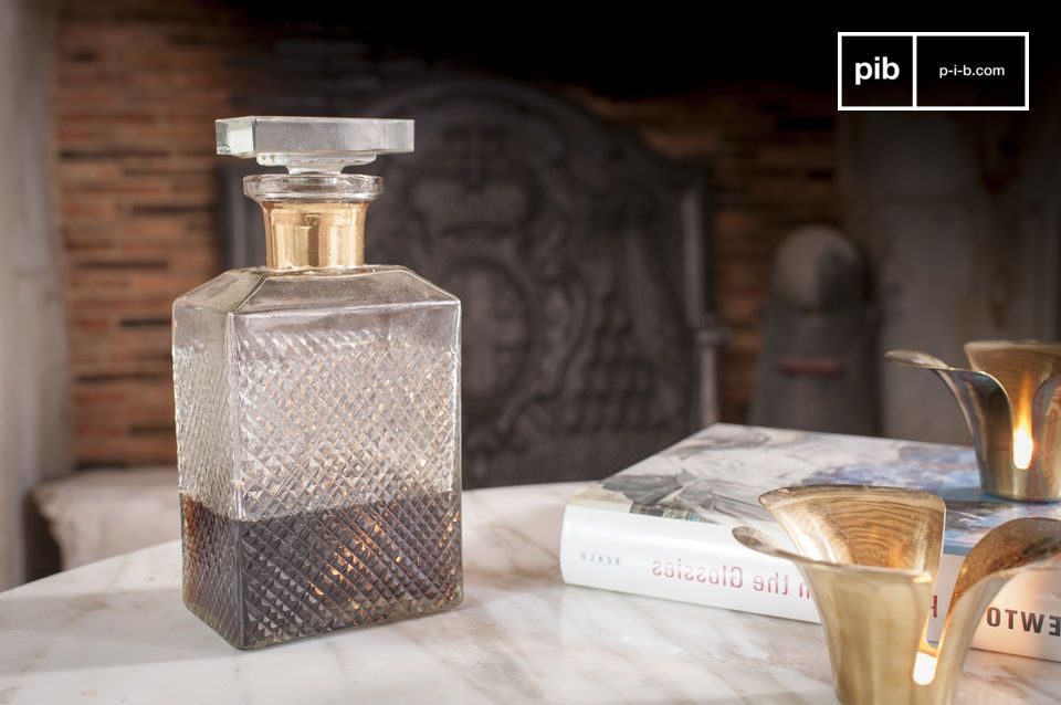 Superb decanter with a rectangular shape.