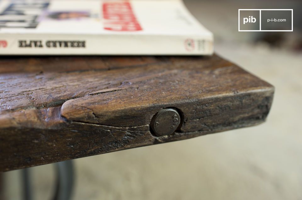 We can see the details of the raw wood on this tray.